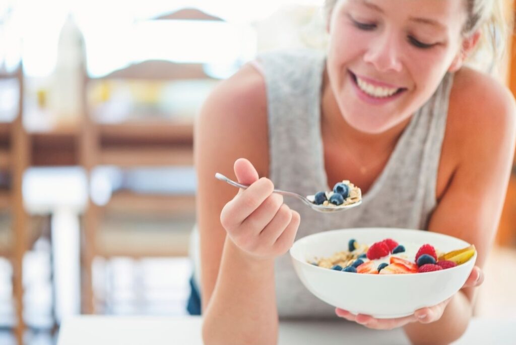 persona che mangia cibo sano