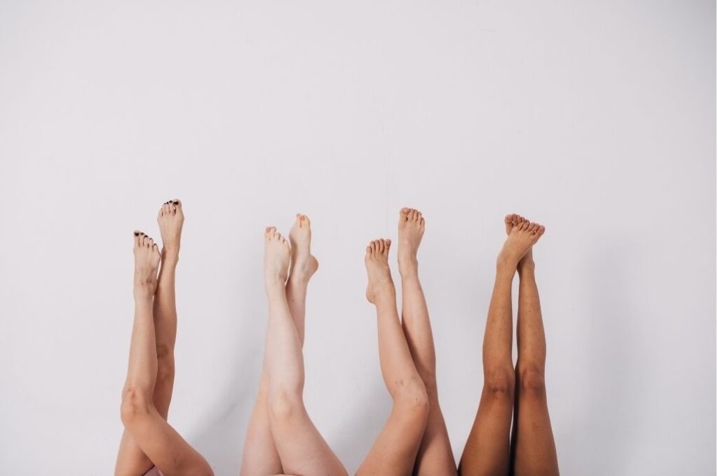 Gambe incrociate alzate