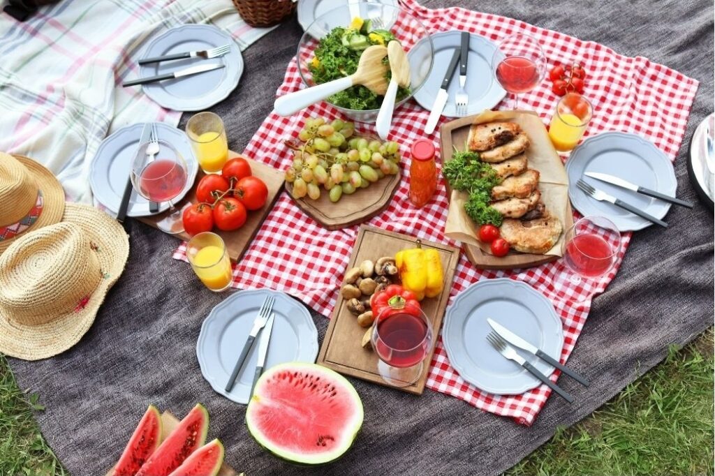 pici nic estivo cibo sulla tovaglia nel prato 